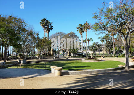 SANTA BARBARA, Kalifornien - 11. APRIL 2019: Chase Palm Park Plaza. Ein öffentlicher Park entlang der Uferpromenade mit Spiel-, Teich, Picknickplätze und ein weddin Stockfoto