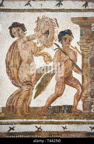 Bild eines römischen Mosaiken Entwurf mit einer Bacchante, Anhänger des Bacchus, ein Satyr, von der antiken römischen Stadt Thysdrus. 3. Jahrhundert AD Ho Stockfoto