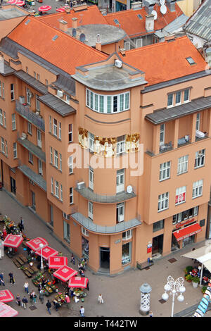 ZAGREB, KROATIEN - 12. JUNI 2013: Bauern, keramische Relief von berühmten kroatischen Bildhauers Ivan Mestrovic Gnaden ein Gebäude auf Platz Ban Jelacic, Zagreb, Stockfoto