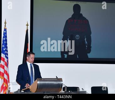 GARMISCH - Partenkirchen, Deutschland (13. März 2019) - pensionierte US Air Force Brig. Gen. Dieter Bareihs, US-Stellvertretender Direktor am George C. Marshall Europäisches Zentrum für Sicherheitsstudien, begrüßt die 63 Teilnehmer aus 47 Ländern zum Terrorismus und Sicherheit 13. Stockfoto