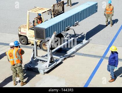 NAVAL WAFFEN STATION SEAL BEACH, Calif. (Mar. 13, 2019) - ein Seemann, der zur Marine Cargo Handling Bataillon 1 zugeordnet mit einem Gabelstapler eine SM-2-Rakete auf einer MK-23 Tilt Befestigung während einer Expeditionary ordnance reload Ausbildung Evolution mit der USS Michael Murphy (DDG112) und Navy Munition Befehl CONUS West auf Waffen Naval Station Seal Beach zu platzieren. Die expeditionary Ordnance reload Training Entwicklung war eine Demonstration der Fähigkeiten als Teil der Pazifischen Blitz 2019 (PacBlitz 19). PacBlitz 19 ist eine Chance für die US-Streitkräfte auf den Seeverkehr Bereitschaft zur realen Krise vorbereitet sein, um si Stockfoto