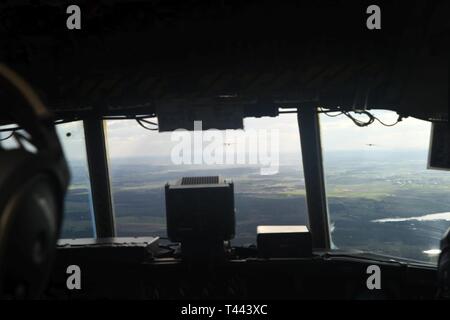 136 Airlift Wing, Texas Air National Guard, und die polnische Luftwaffe Mitglieder durch eine Formation in ihren C-130 Flugzeugen hoch über der polnischen Landschaft am 13. März 2019. In diesem Jahr wird das erste Jahr der Beteiligung der 136 Luftbrücke Flügel mit der Polen-basierte Aviation Rotation und bietet die Möglichkeit, die Flügel in einem unbekannten Theater mit ihren ausländischen Verbündeten zu bedienen. (Air National Guard Stockfoto