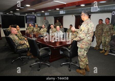 Oberst Miguel Torres, die Texas National Guard gemeinsame Counterdrug Task Force Coordinator, dank seinen Mitarbeitern für ihre harte Arbeit und ihr Engagement für die 30-jährige Programm in einer Versammlung am 14. März im Camp Mabry in Austin, Texas. Die JCDTF Programm unterstützt die Strafverfolgungsbehörden in ganz Texas zu erkennen, zu untersagen und Drogenhandel und Herstellung Nutzung militärischer Fähigkeiten als Multiplikatoren, um die Lücken zu füllen. Stockfoto