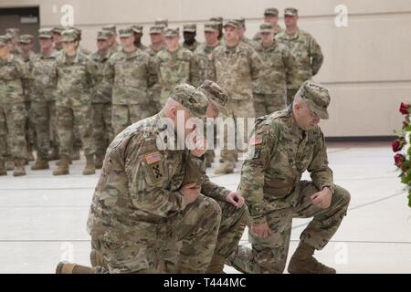 Soldaten der 103. sustainment Command ein Knie vor dem gefallenen Soldaten Schlacht Kreuz für Sgt. Holli Bolinski und SPC. Jackson Johnson, der in die 657Th Movement Control Team, 16. März zugewiesen wurden. Bolinksi und Johnson waren in einem nicht-bekämpfung Fahrzeug Crash, 5. März getötet, während in Kuwait zur Unterstützung der Operation inhärenten Lösung bereitgestellt. Stockfoto