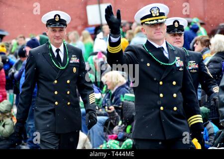 PITTSBURGH, Pa (Mar. 16, 2019) Segler aus der Nuclear-powered Los Angeles-Klasse, Schnell-Angriffs-U-Boot USS Pittsburgh (SSN720) März in Pittsburgh's 149 St. Patrick's Day Parade. Pittsburgh crewmitglieder sind die Teilnahme an verschiedenen Veranstaltungen rund um Pittsburgh Bewusstsein der Mission der U.S. Navy zu bringen. Die Marine ist schnell - Angriffs-U-Boote sind zu suchen und feindliche U-Boote und Überwasserschiffe zerstören; liefern Raketen und sondereinsatzkräfte an Land; Intelligence Operations leiten; und in der minenkrieg engagieren. Pittsburgh ist das vierte Schiff der Marine für die Stadt von Pittsburg genannt zu werden. Stockfoto