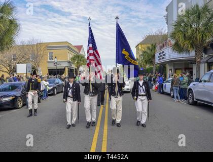 S.C. (16. März 2019) Matrosen zu USS Constitution März in Charleston, South Carolina St. Patrick's Day Parade in Charleston Navy Woche zugewiesen. Charleston ist eines der ausgewählten Städte a2019 Marine Woche, eine Woche für die U.S. Navy awereness durch lokale Öffentlichkeitsarbeit gewidmet, Dienst an der Gemeinschaft und Ausstellungen zu veranstalten. Stockfoto