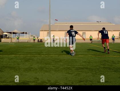 Französische Marine Seeleute und Personal zu Combined Joint Task Force-Horn von Afrika (CJTF-HOA) spielen Ultimate Frisbee, am Lager Lemonnier, Dschibuti, März 16, 2019 zugeordnet. Mehr als 50 französische Segler gegen CJTF-HOA service Mitglieder in beiden freundlich Fußball und Ultimate Frisbee spiele konkurrierten, um zu helfen, eine bessere Beziehung zu Esprit de Corps zwischen den Partnerstaaten fördern. Stockfoto