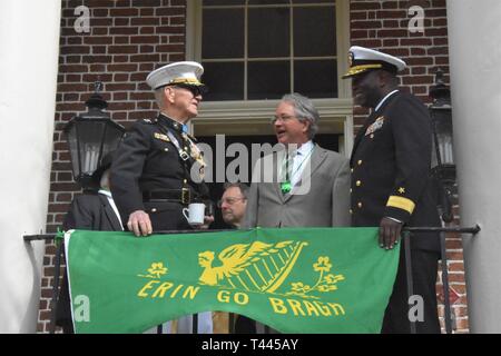 CHARLESTON, S.C. (16. März 2019) hinten Adm. Stephen Evans, Commander, Carrier Strike Group 2, native von Beaufort, tritt in Charleston, S.C. Bürgermeister John tecklenburg und Ehrenmedaille Empfänger United States Marine Corps große Gen. James Livingston während Charleston der St. Patrick's Day Parade. Livingston war für die Medaille für seine Aktionen in der Schlacht von Dai tun während des Vietnam Krieges nominiert. Evans war im grösseren Charleston Bereich als Teil des Marine Woche Charleston und hatten die Gelegenheit, mit einigen Bereich Wirtschaft und Regierung Führer zu erfüllen. Marine Wochen dienen als Prin der U.S. Navy Stockfoto