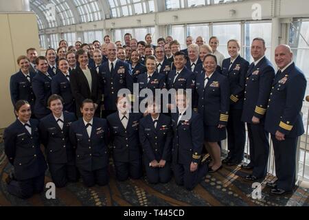 Coast Guard Mitglieder aus verschiedenen Einheiten über der Nation nahmen an den 30. Jahrestag der Frauen in der Luftfahrt Internationale Konferenz in Long Beach, Kalifornien, Samstag, 16. März 2019. Adm. Charles W. Ray, stellvertretender Kommandant der Küstenwache, war der Gastredner. Küstenwache Stockfoto