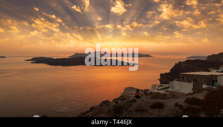 Panorama von Fira, der Hauptstadt der Insel Santorini, Meer, weiße Häuser bei Sonnenuntergang, Griechenland Stockfoto
