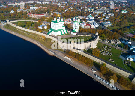 Pskow, Russland - Oktober 13, 2018: Der Kreml in der Stadt Pskow Landschaft golden im Herbst Stockfoto