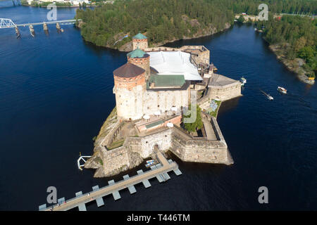 Die alte Festung von olavinlinna an einem sonnigen Juli Tag (Luftaufnahmen). Savonlinna, Finnland Stockfoto