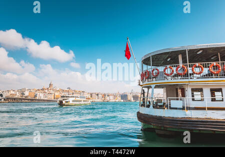 Fähre am Goldenen Horn Bucht und Galata, Sommer, Istanbul, Türkei Stockfoto