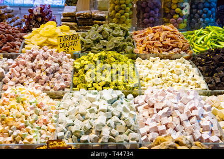 Turkish Delight Süßigkeiten am Gewürzmarkt oder großen Basar in Istanbul Türkei Stockfoto