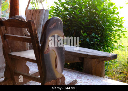 Holzstuhl Tabelle auf der gemütlichen Terrasse mit Blick auf den Garten. Innenausstattung Stockfoto