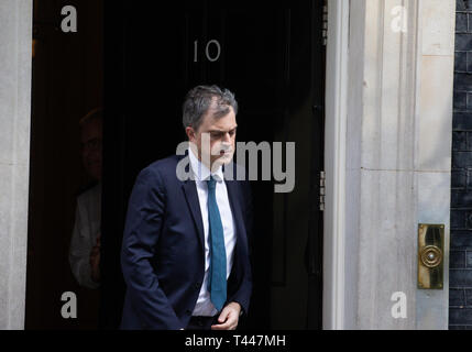 Julian Smith, Parlamentarischer Staatssekretär des Finanzministeriums (Geschäftsführer), bleibt Nummer 10 Downing Street, dem Parlament zu gehen. Stockfoto