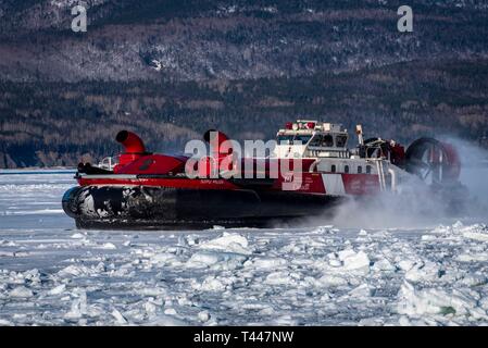 Kanadische Küstenwache hovercraft auf Icebreaking mission auf der atlantischen Küste. Stockfoto