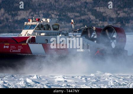 Kanadische Küstenwache hovercraft auf Icebreaking mission auf der atlantischen Küste. Stockfoto