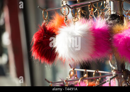 Satz von der bunten Pompons im Basar Stockfoto