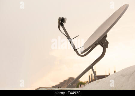 Installiert Satellitenschüssel oder DTH oder direkt an Home tv auf dem Dach Stockfoto