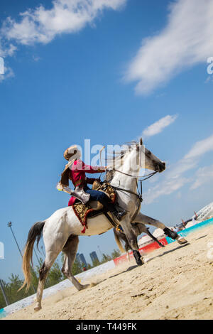 Osmanische Reiter in seiner ethnischen Kleidung auf seinem Pferd Reiten Stockfoto