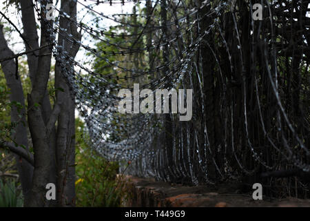 Spiralkabel Stacheldraht Home Perimeter Security Zaun Stockfoto