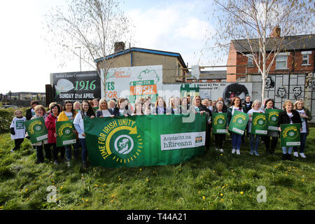 Sinn Fein Präsident Mary Lou McDonald und Vice President Mivhelle O'Neill melden Sie Sinn Fein Mitglieder für die Einführung der Irische Einheit Plakatwand in West Belfast, Samstag, 13. April 2019. Der Start erfolgte an der ehemaligen Andersonstown Polizeistation. Foto/Paul McErlane Stockfoto