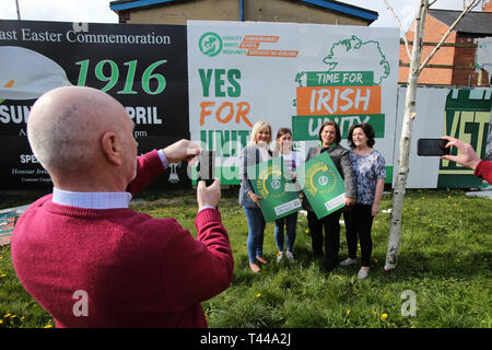 Sinn Fein Präsident Mary Lou McDonald und Vice President Mivhelle O'Neill für den Start der Irische Einheit Plakatwand in West Belfast, Samstag, 13. April 2019. Der Start erfolgte an der ehemaligen Andersonstown Polizeistation. Foto/Paul McErlane Stockfoto