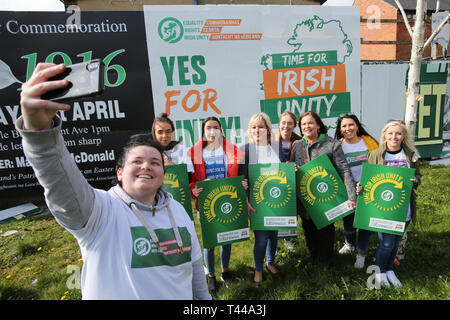 Sinn Fein Präsident Mary Lou McDonald und Vice President Mivhelle O'Neill melden Sie anderen weiblichen Fans für die Einführung der Irische Einheit Plakatwand in West Belfast, Samstag, 13. April 2019. Der Start erfolgte an der ehemaligen Andersonstown Polizeistation. Foto/Paul McErlane Stockfoto