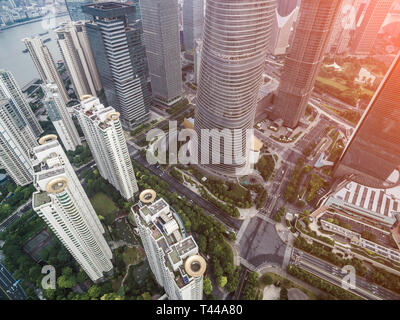 Ansicht von oben Luftbild von Flying drone eines entwickelten Stadt Shanghai mit modernen Wolkenkratzern. Stockfoto