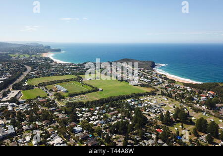 Luftaufnahme von Turimetta Strand und Mona Vale Strand. Küste der Tasmanischen See in Sydney. Stockfoto