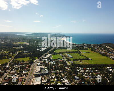 Luftaufnahme von Mona Vale und nördlichen Stränden. Küste der Tasmanischen See in Sydney. Stockfoto