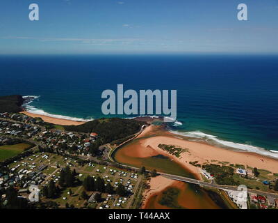 Luftaufnahme von Northbridge Lagune, North Ryde Rockpool und Turimetta Strand. Küste der Tasmanischen See in Sydney. Stockfoto