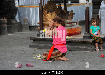 Kind, das Mutter beim Beten beobachtet, Pura Besakih. Besakih-Tempel, Bali, Indonesien Stockfoto