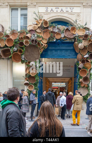 Eine Öffnung von eataly, einen großen Speisesaal mit einer Vielzahl an Restaurants, Lebensmittel- und Getränkeindustrie Zähler, Bäckerei, Einzelhandel Artikel in 2019, Paris, Frankreich Stockfoto