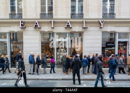 Leute, die sich für eine Linie, die auf eine Öffnung der eataly, einen großen Speisesaal mit Restaurants und Geschäften in 2019, Paris, Frankreich Stockfoto
