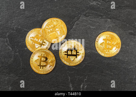 Flach Foto - fünf goldene bitcoin Münzen auf schwarzem Schiefer - cryptocurrency Abbildung: Stockfoto