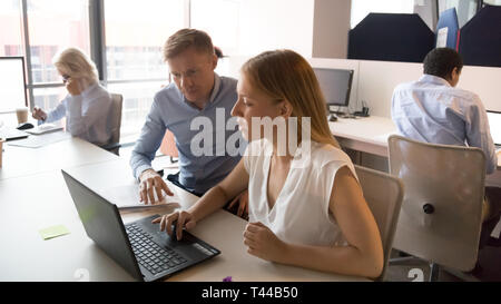 Weibliche Manager Client im Büro beraten Sie mit Laptop in der Sitzung Stockfoto