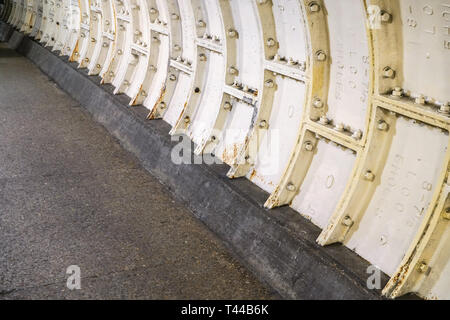 Den schweren Stahl Beschichtung auf Themse unter Wasser Tunnelwand. Stockfoto