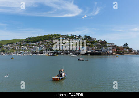 Dartmouth Devon malerische Aussicht über den Fluss Dart Kingswear mit blauem Himmel und Boote Stockfoto