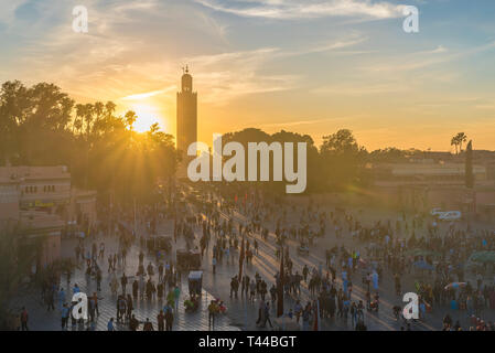 Platz Djemaa el-Fna, Marrakech, Marokko - November 12, 2017: Jamaa el Fna Marktplatz, Marrakesch, Marokko, Nordafrika. Stockfoto