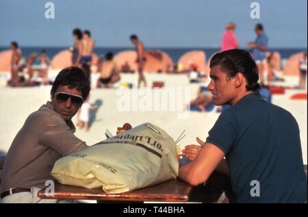 Al Pacino als Tony Montana Steven Bauer als Manny Ribera SCARFACE Direktor 1983 Brian De Palma Drehbuch Oliver Stone Universal Pictures Stockfoto