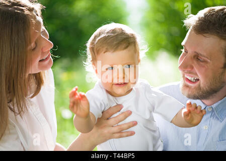 glückliche Familie Spaß im freien Stockfoto