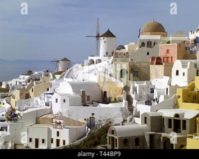 Weißen und Pastellfarbenen von typischen Kykladen Architektur auf der Insel Santorini, Griechenland Stockfoto