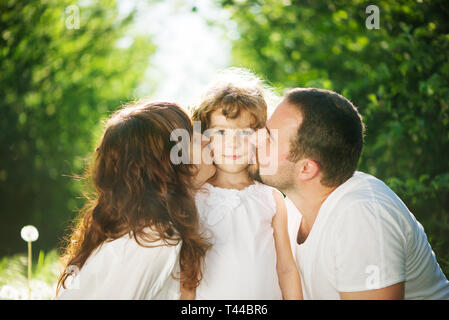 glückliche Familie Spaß im freien Stockfoto