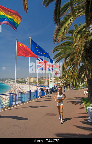 Nice Cote dAzur Frankreich - ein Jogger vorbei Flaggen an der Promenade des Anglais Stockfoto