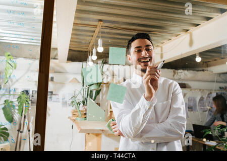 Umwelt Porträt einer Möbel designer Teekocher in seiner Werkstatt Stockfoto