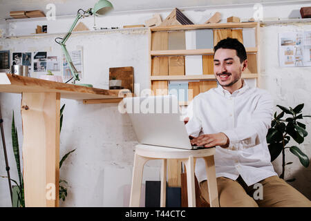 Umwelt Porträt einer Möbel designer Teekocher in seiner Werkstatt Stockfoto