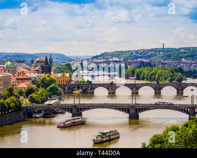 Panoramablick über Prag und seine Brücken über die Moldau, Tschechische Republik Stockfoto