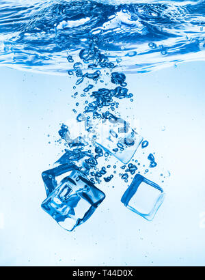 Eiswürfel ins Wasser sinken auf den Boden zu fallen. Zusammenfassung Hintergrund. Stockfoto